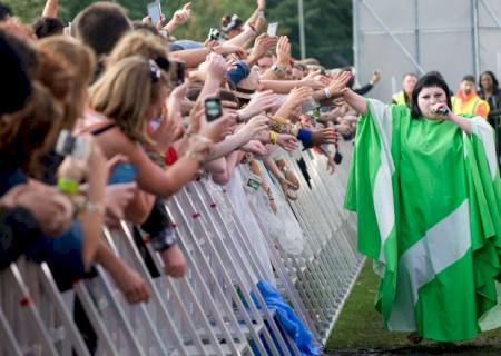 Cantora 'plus size' aparece de calcinha e sutiã em festival