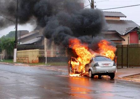 Carro pega fogo no centro e fica totalmente destruído