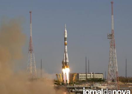 Com 3 tripulantes, nave Soyuz se acopla à ISS com sucesso