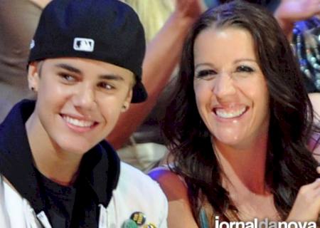 Cantor Justin Bieber sofre com abuso sexual de sua mãe