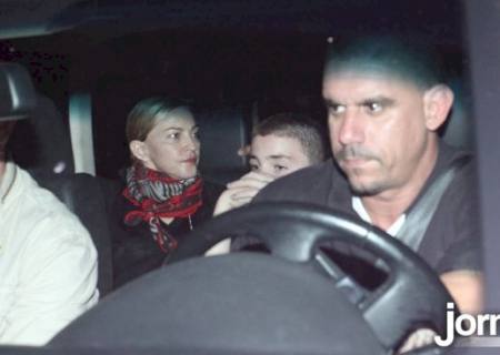 Sem interagir com os fãs, Madonna deixa hotel e segue para casa de Luciano Huck