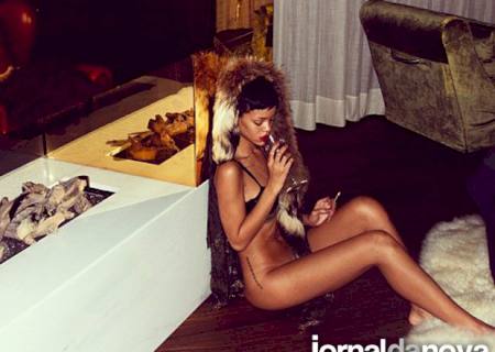 Rihanna aparece sem calcinha em imagens publicadas em site