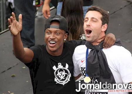 Ao lado de jogadores, Thiaguinho canta em comemoração do Corinthians