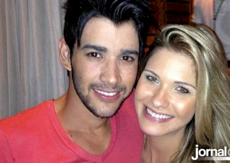 Noivos, Gusttavo Lima e Andressa Suíta desfilam juntos em balada