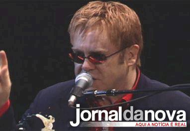 Elton John faz questão de ter muitos seguranças no Brasil