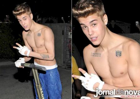 Justin Bieber passeia de biciclo sem camisa exibindo suas tatugens