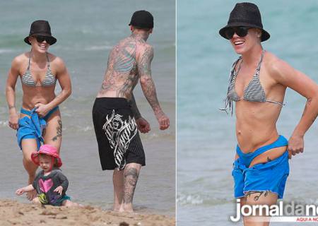 Pink exibe barriga invejável, em praia de Miami