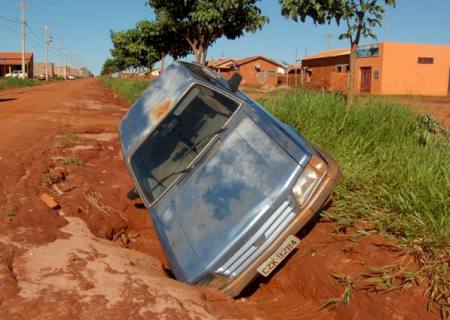 Veículo cai em vala e quase capota em Angélica