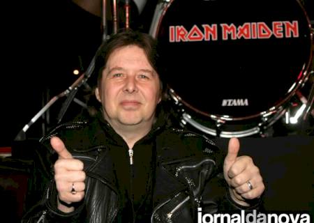 Ex-baterista do Iron Maiden morre aos 56 anos