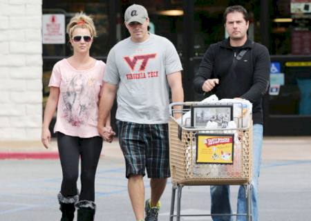 Britney Spears vai ao supermercado com o namorado