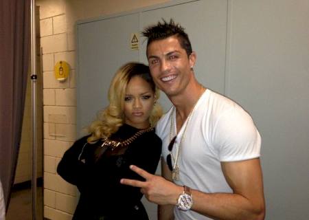 Após show, Cristiano Ronaldo posa com Rihanna nos bastidores