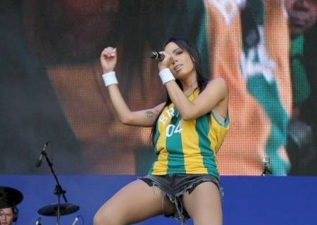 Anitta deixa fãs babando com shortinho em show em SP