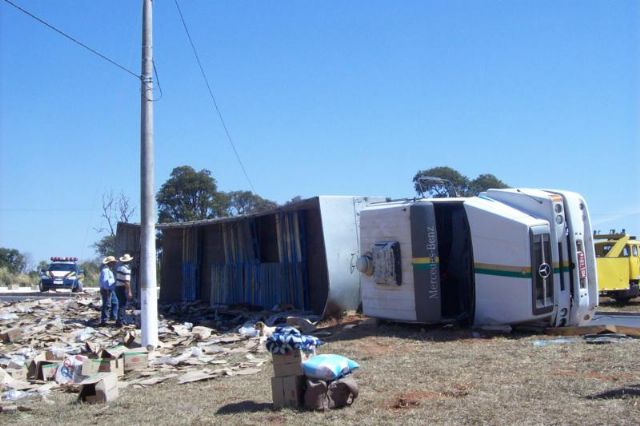 Carreta tomba na rotatória em Casa Verde; população saqueia toda a carga