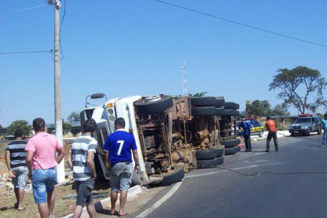 Carreta tomba na rotatória em Casa Verde; população saqueia toda a carga
