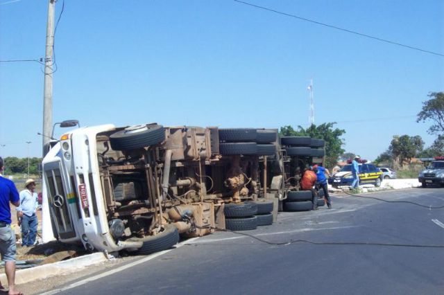 Carreta tomba na rotatória em Casa Verde; população saqueia toda a carga