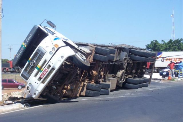 Carreta tomba na rotatória em Casa Verde; população saqueia toda a carga