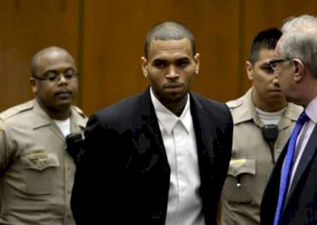 Rapper Chris Brown cumprirá mil horas de ação comunitária