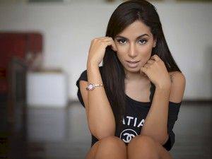 Anitta diz que teve celular roubado por fã