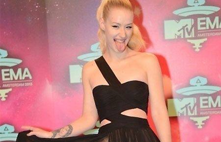 Cantora Iggy Azalea abre fenda e mostra tudo em premiação