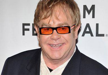 Elton John diz que dançar com a rainha Elizabeth foi surreal