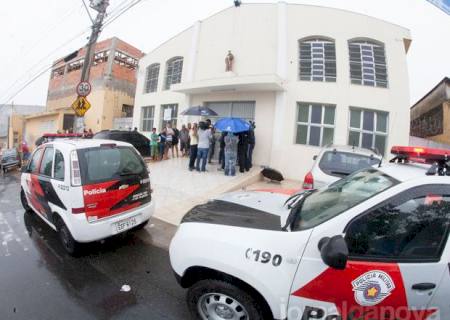 Homem invade igreja durante batizado, mata 2 e fere 3