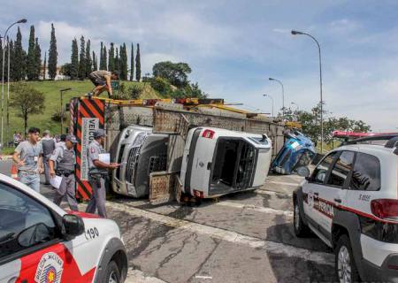 Cegonheira tomba e motorista morre