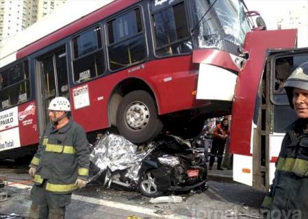 Duas pessoas morrem em acidente entre dois ônibus e um carro