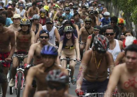 Ciclistas pedalam nus em manifestação pelo ambiente