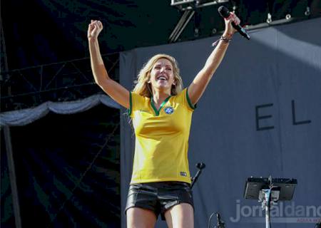 Ellie Goulding veste a camisa da seleção brasileira para show em São Paulo