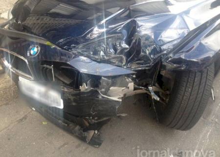 Estudante perde controle de BMW e bate em carro da polícia