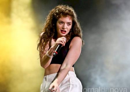 Lorde faz fã-clube se emocionar com ''Royals'', boa voz e tremeliques