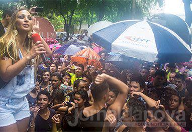 Fãs de Valesca Popozuda enfrentam chuva para ver a cantora