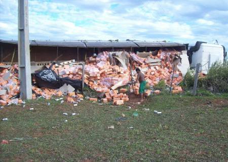 Caminhão carregado de lata de cerveja tomba em Casa Verde; carga é saqueada