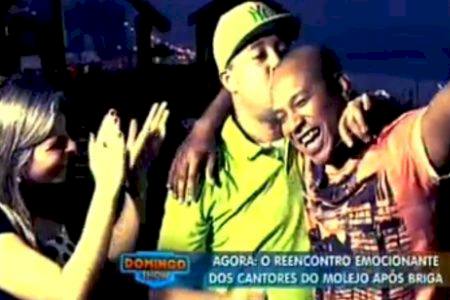 Cantores do grupo Molejo se encontram e fazem as pazes