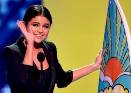 Selena Gomez recebe prêmio máximo no Teen Choice Awards