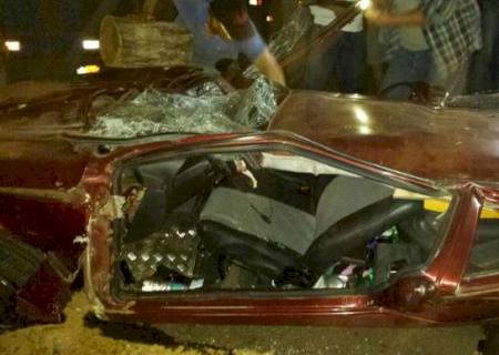 Motorista sobrevive após ter carro esmagado por carreta