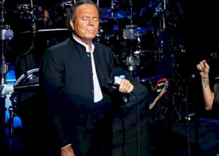 Luiza Possi canta com Julio Iglesias em último show do cantor em SP