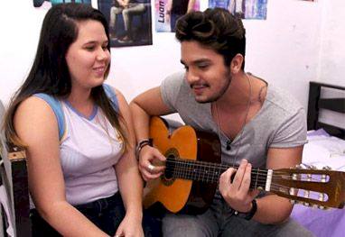 Luan Santana canta para fã ao fazer surpresa durante programa