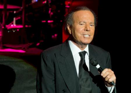 Julio Iglesias faz show dia 21 em Campo Grande