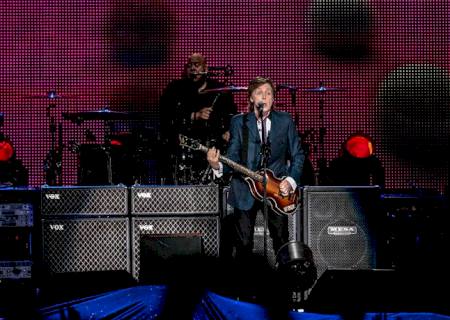 Debaixo de chuva, Paul McCartney embala multidão em show no Allianz Parque