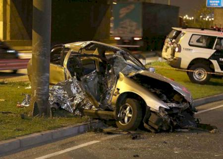 Carro bate em poste; 1 morre e 3 se ferem