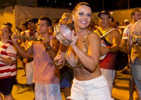 Viviane Araújo esbanja simpatia durante ensaio de rua