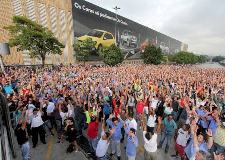 Mercedes e Volks enfrentam greves em SP