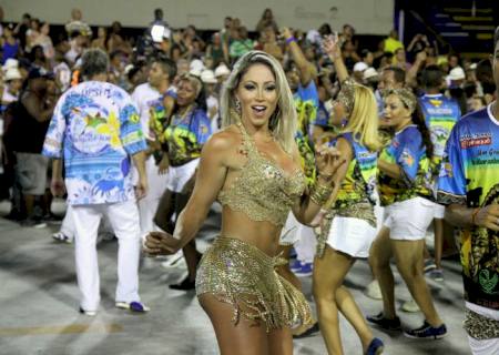 Ex-panicat caiu no samba da Beija-flor enquanto desfilava no Sambódromo