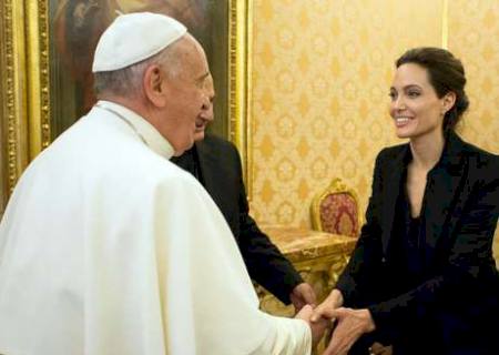 Papa Francisco recebeu no Vaticano a atriz Angelina Jolie