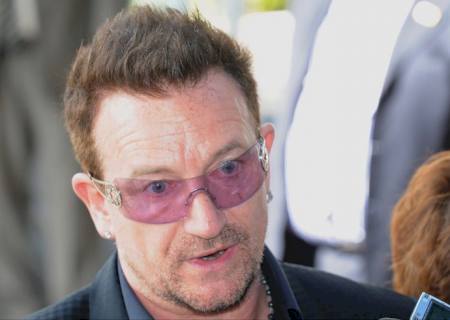 Bono Vox diz que tem medo de não poder voltar a tocar violão