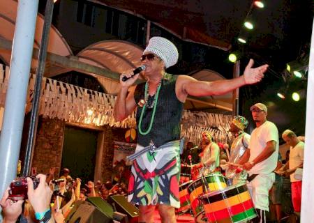 Carlinhos Brown e Sol Garcia participam de ensaio do Olodum em Salvador