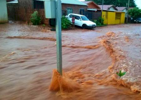 Lago de sujeira deixa moradores ilhados em Angélica