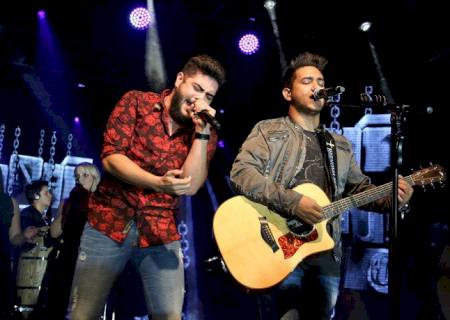 Com famosos na plateia, Henrique e Juliano fazem show com ingressos esgotados