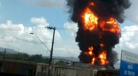 Incêndio atinge tanques de combustíveis em Santos